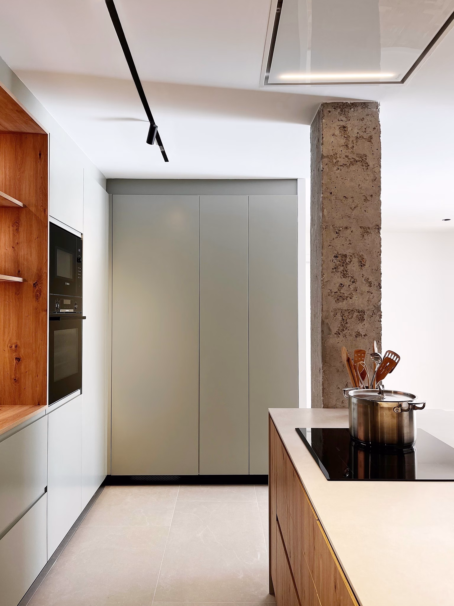 sistema_cuina_cocina_verde_y_madera_con_isla_proyecto_burdeos_4.-pim2-2000_q