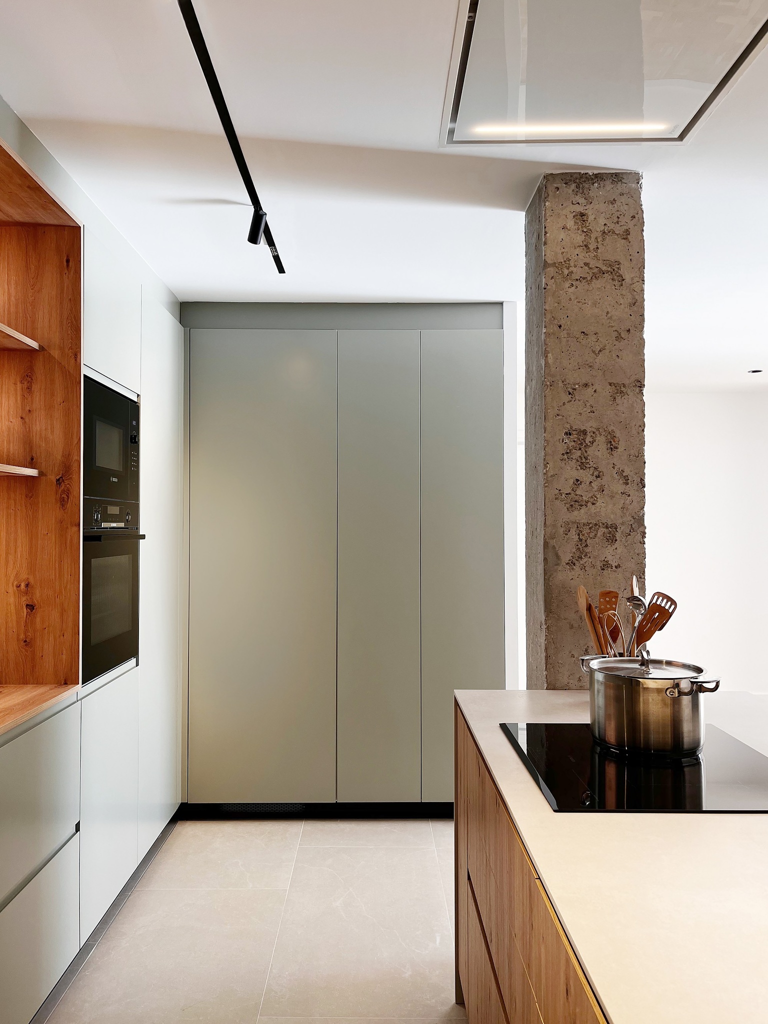 sistema_cuina_cocina_verde_y_madera_con_isla_proyecto_burdeos_4.-pim2-2000_q