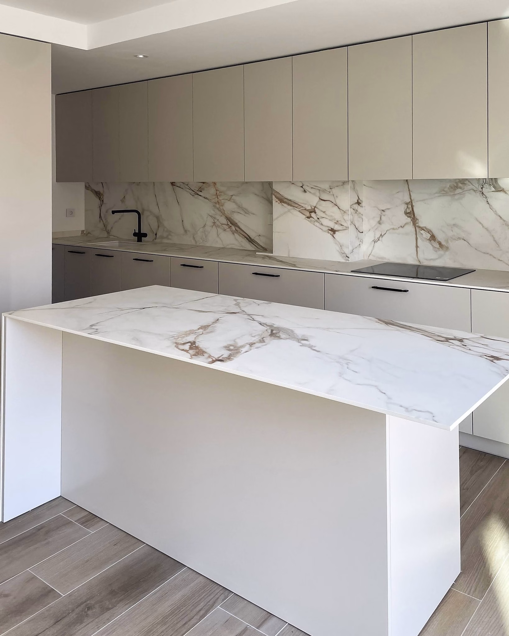 sumitay_-_cocina_vison_beige_con_encimera_marmol_4_1.-pim2-2000_q