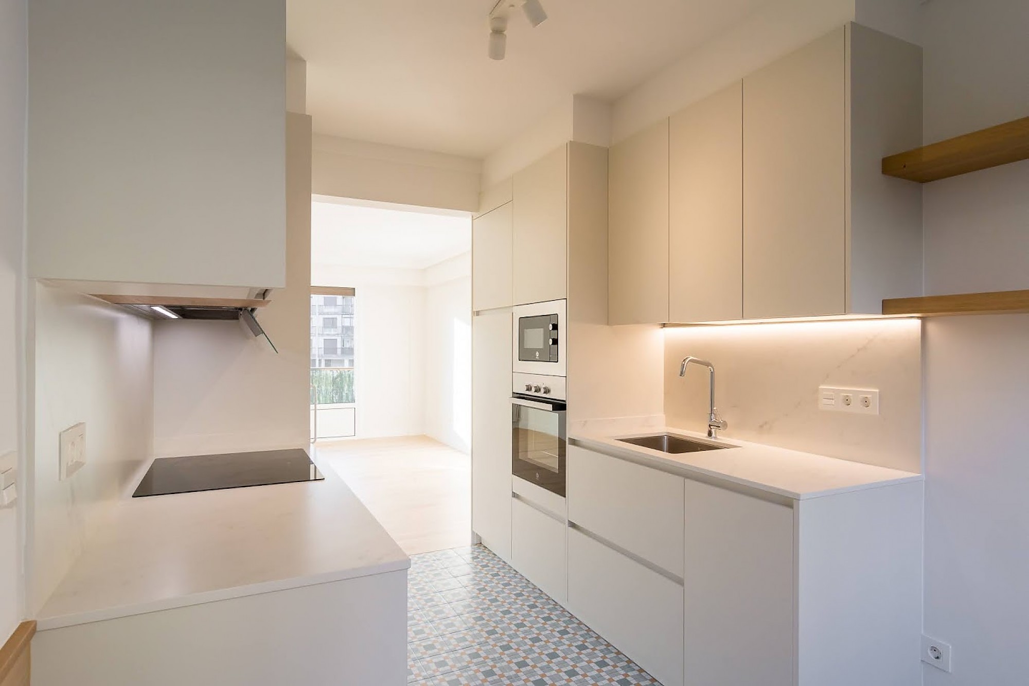 Cocina blanca moderna con encimera continua