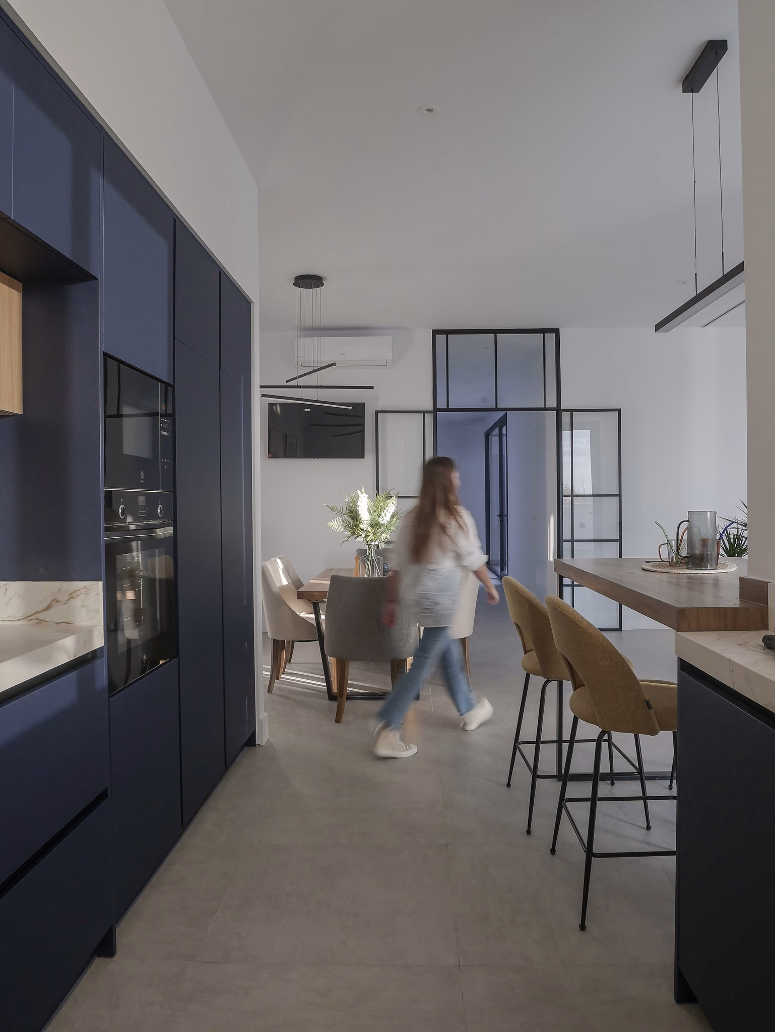 vmv_arquitectura_-_cocina_azul_montada_por_confort_kitchen_3.-pim2-2000_q