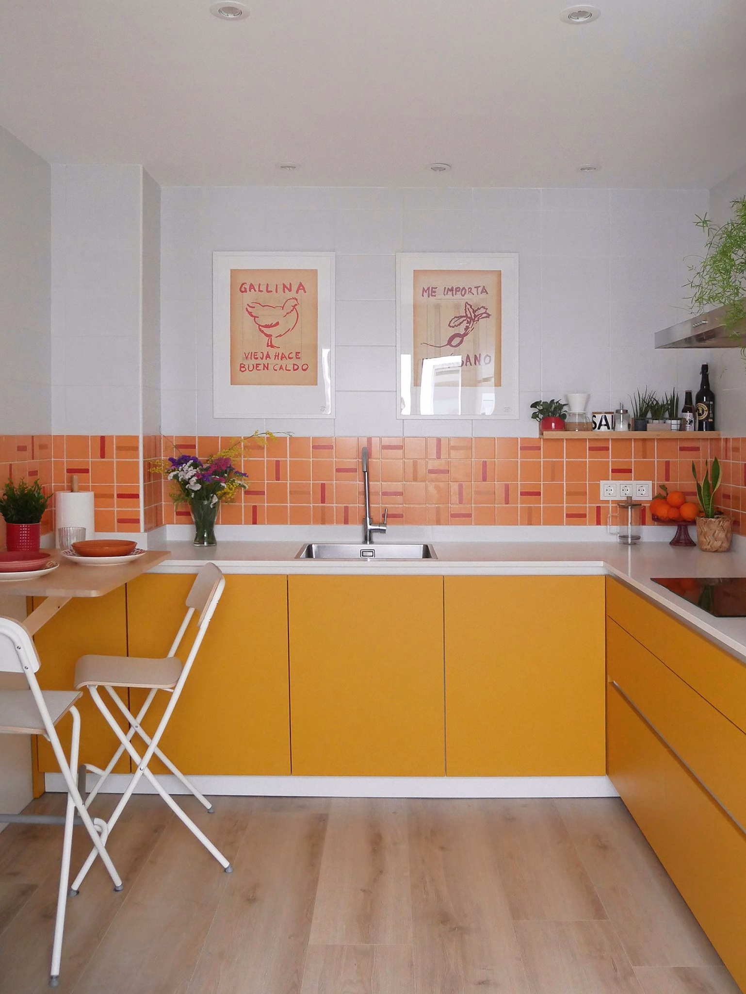 vmv_arquitectura_y_montada_por_confort_kitchen_-_cocina_mostaza_y_azulejos_naranjas_2.-pim2-2000_q